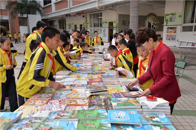 凤凰小学"诗词润童心 书香溢校园"读书节系列活动(八) ——图书进校园
